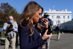 White House Director of Strategic Communications Alyssa Farah puts on her mask after speaking to reporters about U.S. President Donald Trump's coronavirus disease (COVID-19), outside the White House in Washington, Oct. 8, 2020.