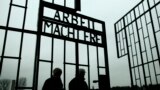 Ljudi prolaze kroz ulazna vrata koncentracijskog logora Sachsenhausen s motom &#39;Arbeit macht frei&#39; (&#39;&#39;Rad oslobađa&#39;&#39;) dan prije Međunarodnog dana sjećanja na holokaust, u Oranienburgu, oko 30 kilometara sjeverno od Berlina, 26. januara, 2015.