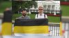 Мэтью Хаймбах и Станислав Шевчук с российским монархическим флагом перед Белым домом, 2017 год