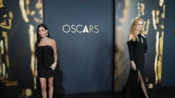 Aktris Demi Moore (kiir) dan Nicole Kidman tiba di perhelatan Governor Awards ke-15 yang digelar di The Ray Dolby Ballroom di Los Angeles, pada 17 November 2024. (Foto: Jordan Strauss/Invision/AP)