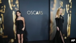 Aktris Demi Moore (kiir) dan Nicole Kidman tiba di perhelatan Governor Awards ke-15 yang digelar di The Ray Dolby Ballroom di Los Angeles, pada 17 November 2024. (Foto: Jordan Strauss/Invision/AP)