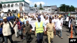 Les partisans de l'ancien président des Comores Ahmed Abdallah Sambi manifestent à la fin de la prière du vendredi devant la mosquée principale, à Moroni, le 25 mai 2018