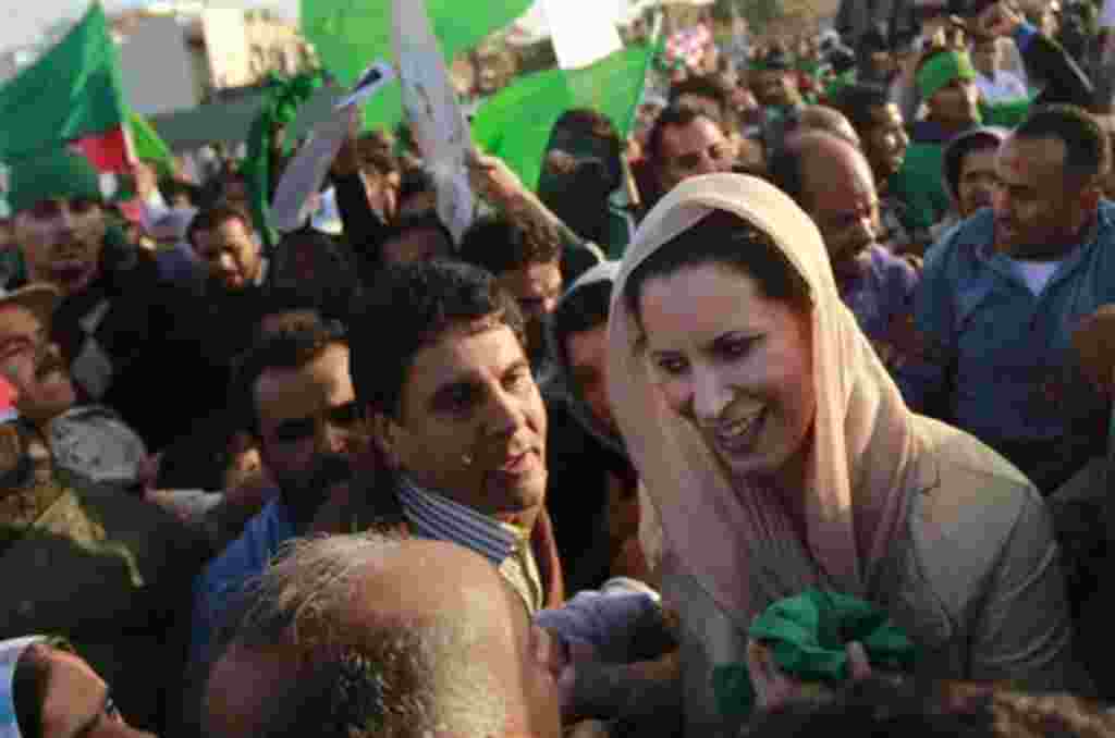 Aisha Gadhafi, abogada e hija de Moammar Gadhafi dio a luz una niña a su llegada a Argelia.