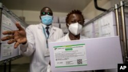 Vaccine ngừa COVID-19 của AstraZeneca được chở đến thị trấn Kitengela, ngoại ô Nairobi, Kenya, ngày 4/3/2021.