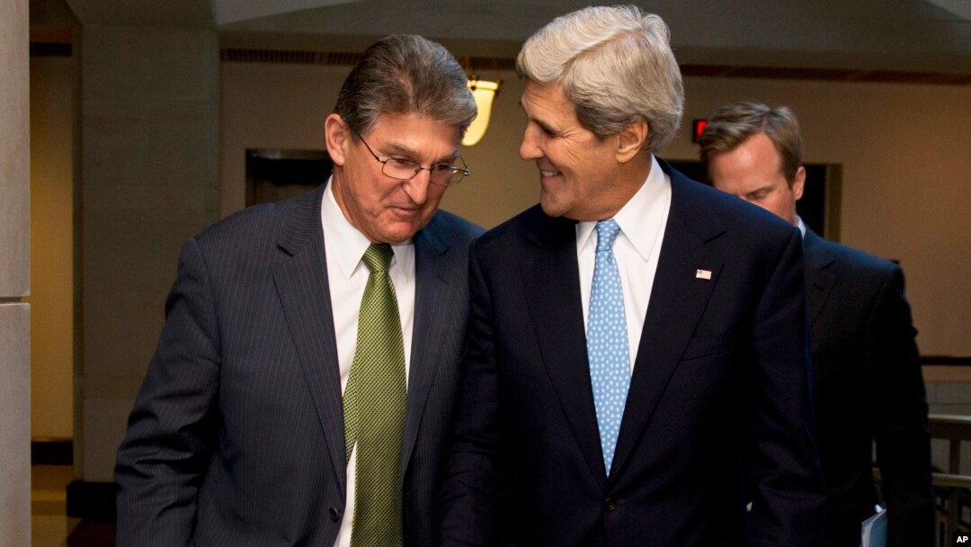 AQSh davlat kotibi Jon Kerri (o'ngda) Senat Bank qo'mitasi a'zosi Jo Manchin bilan, Vashington, 13-noyabr, 2013-yil