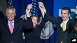 Gubernur terpilih Virginia Ralph Northam (kanan) merayakan kemenangan bersama Gubernur petahana Terry McAuliffe dan istrinya Dorothy McAuliffe di Fairfax, Virginia, Selasa malam (7/11). 