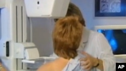 一妇女在进行乳房X光透视检查