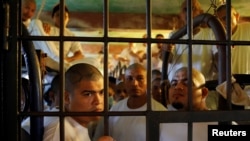 Miembros de la pandilla MS-13 en una cárcel de El Salvador el 27 de diciembre de 2019.