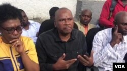 Senator Nenel Cassy, center, recounts his arrest in Miragoane during a press conference in Port su Prince, Haiti, Jan. 22, 2021. (Matiado Vilme/VOA)
