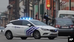 Polisi Brussels melakukan pengejaran dengan kecepatan tinggi di pinggiran kota Molenbeek, hari Selasa (8/8). 