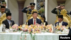 Chinese President Xi Jinping, Brunei's Sultan Hassanal Bolkiah and Brunei's Crown Prince Al-Muhtadee Billah attend a luncheon at the Nurul Iman Palace in Bandar Seri Begawan, Brunei, Nov. 19, 2018.