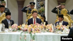 Presiden China Xi Jinping (tengah) dan Sultan Brunei Hassanal Bolkiah (kanan) serta Putra Mahkota Al-Muhtadee Billah dalam acara jamuan makan siang di Istana Nurul Iman, Bandar Seri Begawan, Brunei, 19 November 2018 lalu.