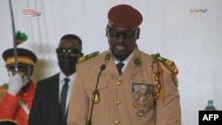 Le chef de la junte en Guinée, le colonel Mamady Doumbouya, lors de sa prise de serment à Conakry, le 1er octobre 2021.