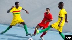 Des détenus du Maroc et de la Guinée à la prison d'Oukacha participent à un mini tournoi de football organisé par des prisonniers africains pour coïncider avec la compétition CHAN-2018, à Casablanca, Maroc, 1er février 2018.