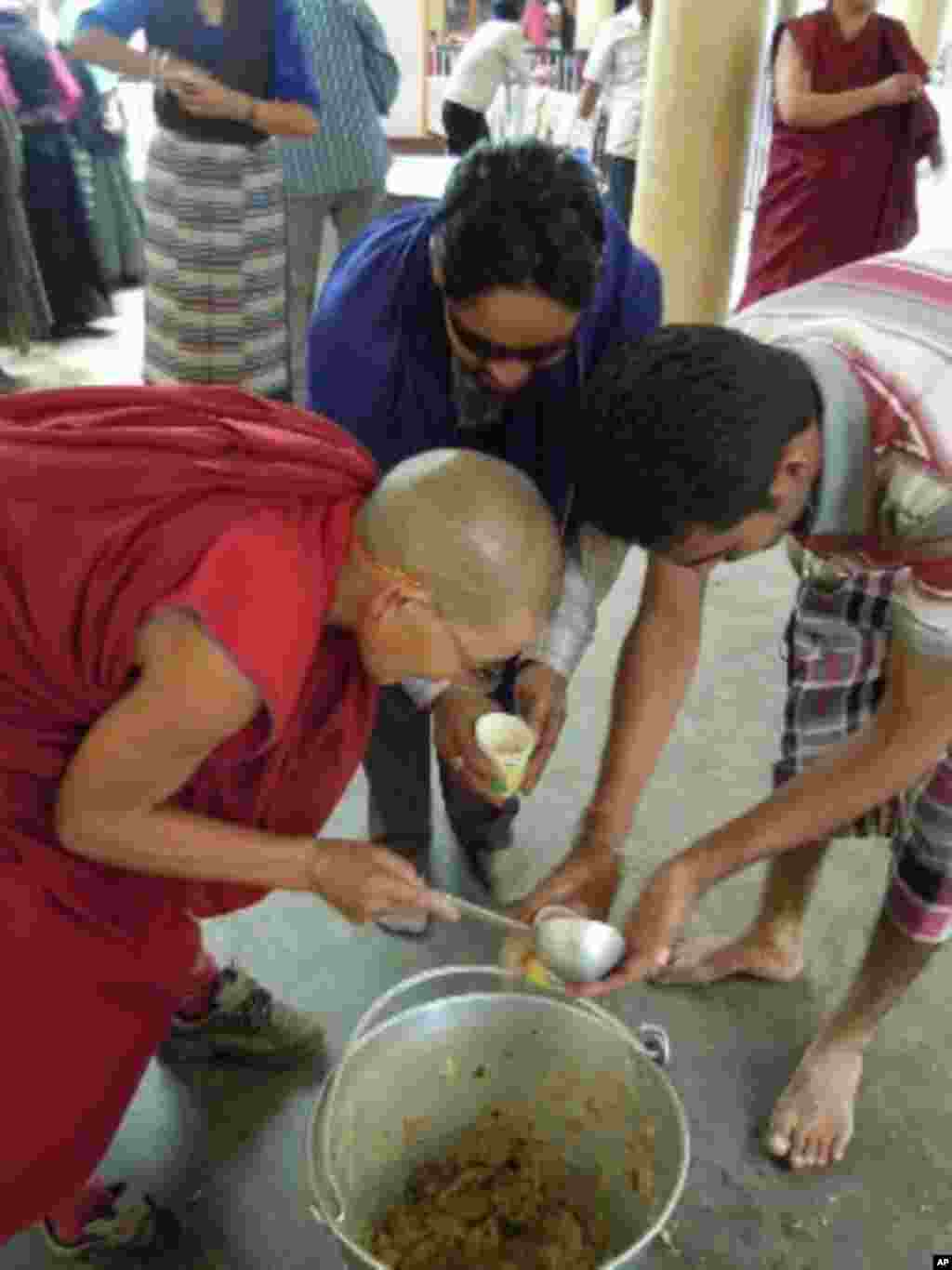 達賴喇嘛法王官邸前的西藏寺院，為公眾提供免費食物