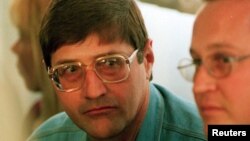 Pemimpin regu tembak masa apartheid di Afrika Selatan, Eugene de Kock (kiri), saat menghadiri sidang di Pretoria, 14 September 1998 (Foto: dok).