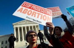 지난해 1월 미국 워싱턴 대법원 건물 앞에서 여성들의 낙태 권리 찬반론자들의 집회가 각각 열렸다.