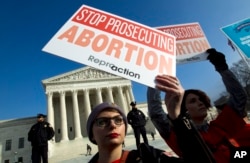 지난해 1월 미국 워싱턴 대법원 건물 앞에서 여성들의 낙태 권리 찬반론자들의 집회가 각각 열렸다.