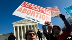 Para aktivis pendukung hak-hak aborsi berdemo di luar gedung Mahkamah Agung, di Washington, 18 Januari 2019. 