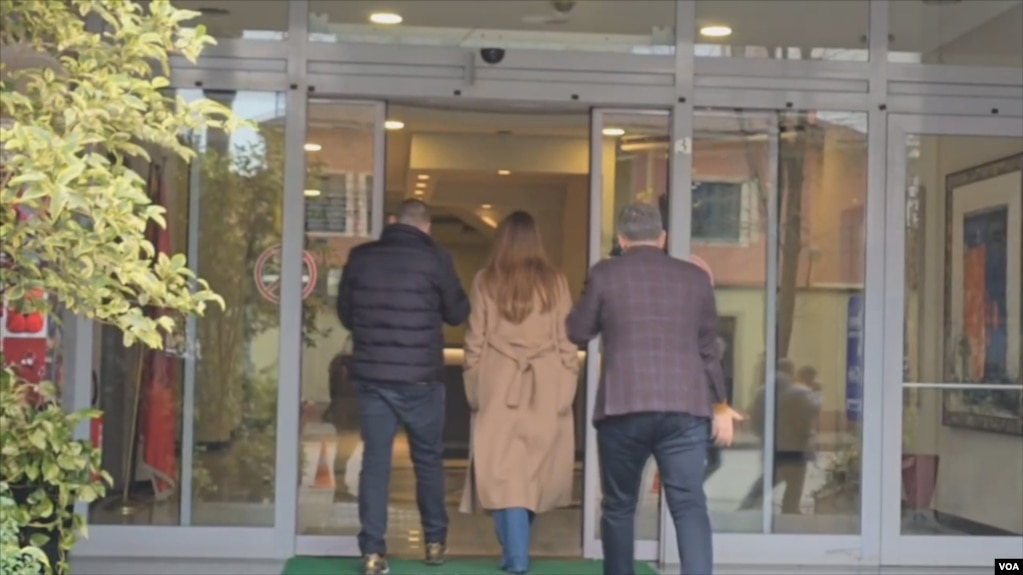Bashkëshortja e kryebashkiakut Veliaj duke hyrë në mjediset ku ndodhen zyrat e kompanisë së saj