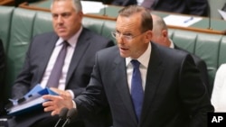 Perdana Menteri Australia Tony Abbott berbicara di parlemen di Canberra (23/2). (AP/Rob Griffith)