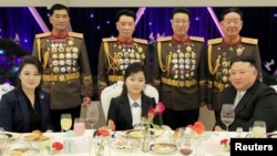 金正恩与女儿(中)参加朝鲜人民军建军75周年宴会。（2023年2月7日）