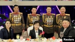 북한은 김정은 국무위우장이 건군절을 기념해 부인 리설주, 딸 김주애와 함께 북한 군 장성 숙소를 방문하고 기념연회에 참석했다며 사진을 공개했다.