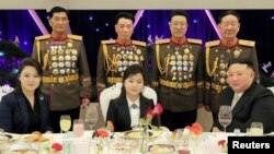 Pemimpin Korea Utara Kim Jong Un, istrinya Ri Sol Ju dan putri mereka Kim Ju Ae menghadiri perjamuan perayaanperingatan 75 tahun Tentara Rakyat Korea, di Pyongyang, Korea Utara 7 Februari 2023. (Foto: KCNA via REUTERS)