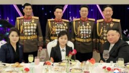 Pemimpin Korea Utara Kim Jong Un, istrinya Ri Sol Ju dan putri mereka Kim Ju Ae menghadiri perjamuan perayaanperingatan 75 tahun Tentara Rakyat Korea, di Pyongyang, Korea Utara 7 Februari 2023. (Foto: KCNA via REUTERS)