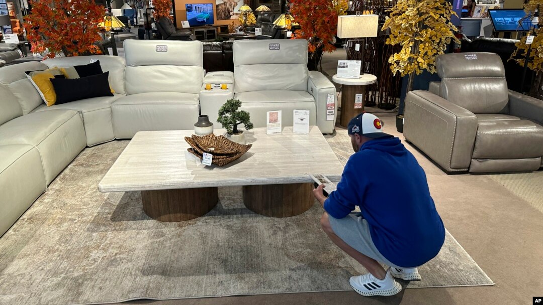 Una persona revisa precios en una tienda de muebles en Englewood, Colorado, el 12 de junio del 2024.