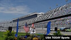 La pandemia de COVID-19 cambió las dinámicas educativas. En la imagen una graduación en el estadio de la Pista Internacional de Carreras en Daytona, Florida, EE.UU., el 31 de mayo de 2020.