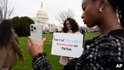 Para pendukung TikTok berkumpul di Capitol di Washington, saat DPR mengesahkan RUU yang memaksa perusahaan induknya untuk mendivestasi sahamnya, Rabu, 13 Maret 2024. (Foto: AP )