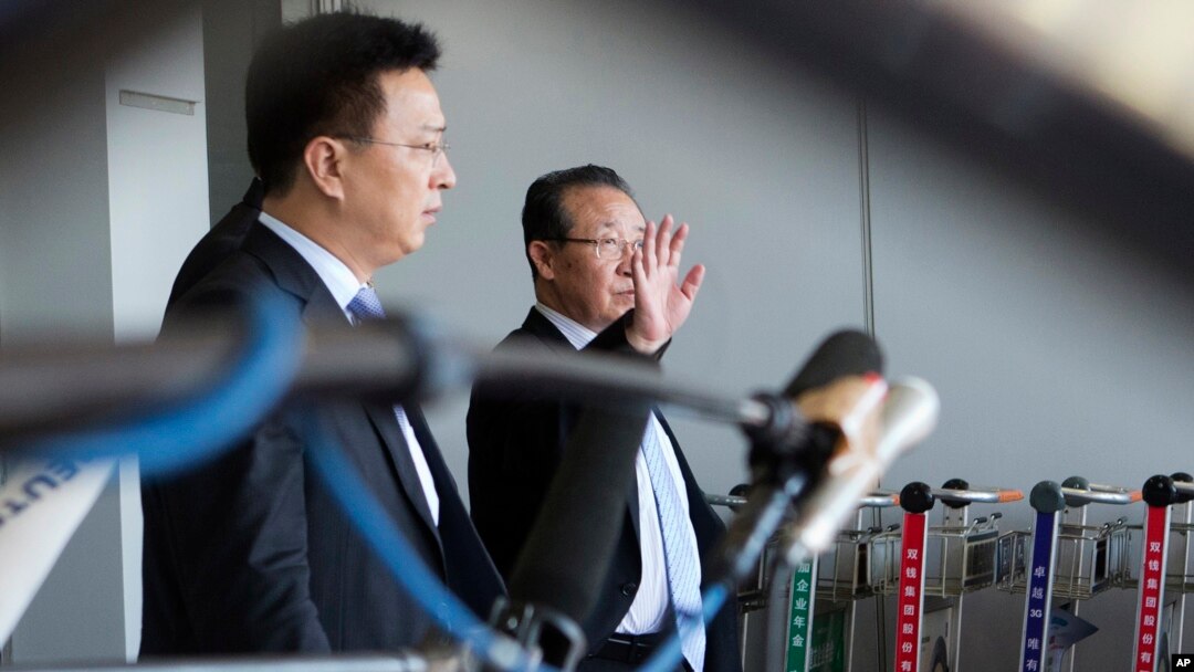 Wamenlu Korea Utara merangkap perunding nuklir Korea Utara, Kim Kye Gwan (kanan) melambaikan tangan setibanyadi Beijing, China (18/6). 