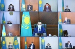 Kazakh President Kassym-Jomart Tokayev, lower left, holds a meeting with his cabinet, July 10, 2020. (Courtesy - Akorda.kz)