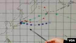 Petugas di Observatorium di Hong Kong Observatory menunjukkan resiko radiasi nuklir Jepang di Hong Kong, 15 Maret, 2011