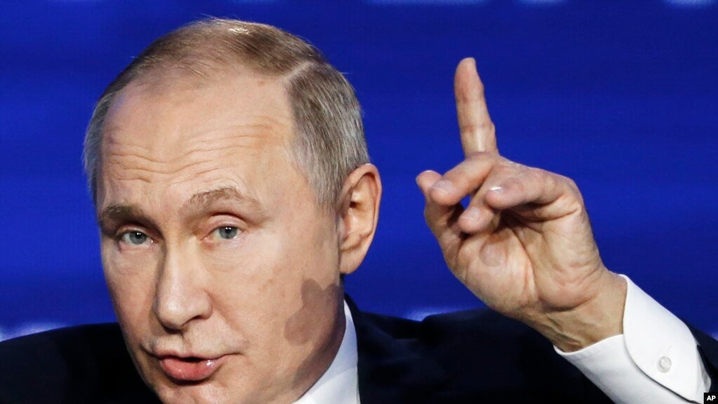 Putin "xarici agent" qanununu imzaladı