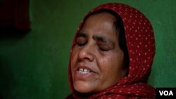 Ibu siswa Kashmir Inayat Altaf Sheikh, yang ditangkap di bawah hasutan dan tuduhan lain di Uttar Pradesh karena memposting pesan ucapan selamat untuk mendukung tim kriket Pakistan, menangis tersedu-sedu di rumahnya. (Foto: VOA)