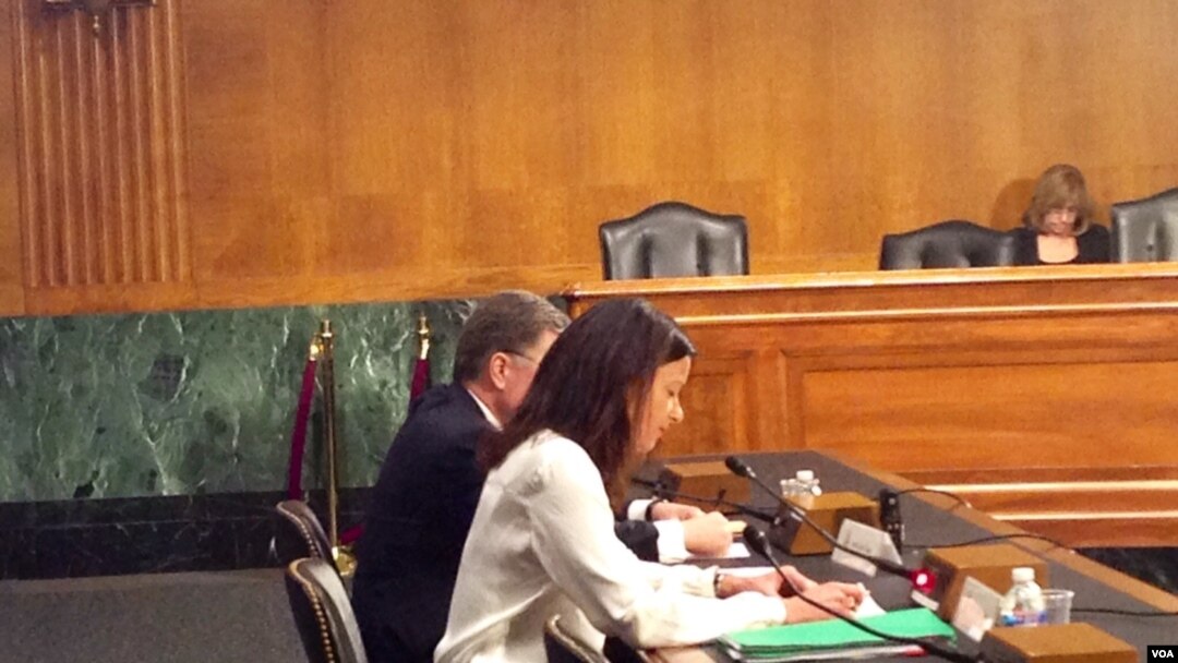 Kurt Volker, bivši ambasador SAD u NATO i Tanja Fajon, članica Evropskog parlamenta, svedoče na pretresu pred Helsinškom komisijom.