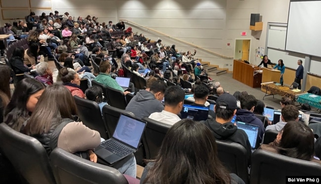 Buổi nói chuyện về những ngày tị nạn ở Guam, Đại học U.C. Irvine 30/1/2025 (Ảnh: Bùi Văn Phú)