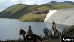 Deux habitants du Lesotho portent des costumes traditionnels lors de la cérémonie d'ouverture de la première phase du projet "Highlands water project".