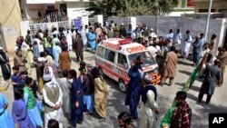 Grupos de personas se agrupan frente a un hospital donde fueron llevados los heridos de un atentado con bomba durante una celebración religiosa en Quetta, Pakistán, el 29 de septiembre de 2023.