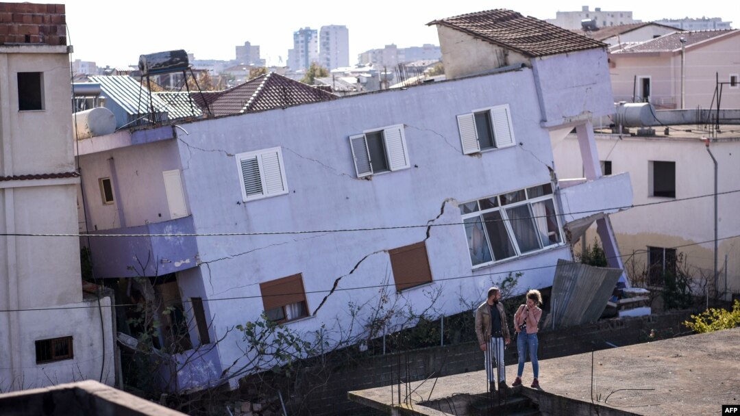 Jedna od zgrada u Draču, oštećenih u zemljotresu (Foto: AFP/Armend Nimani)