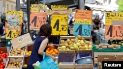 Ціни на продукти на ринку у Ніцці, Франція, 7 червня 2022. REUTERS/Eric Gaillard