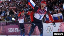 ສອງນັກກິລາຣັດເຊຍ ທ້າວ Alexander Legkov ແລະທ້າວ Ilia Chernousov ຊະນະຫຼຽນຄຳແລະຫຼຽນທອງແດງ ໃນການແລ່ນສະກີ ລະຍະໄກ 50 ຫຼັກກິໂລແມັດ ປະເພດຊາຍ
ໃນກີລາໂອລິມປິກ ລະດູໜາວ ທີ່ເມືອງ Sochi,
ວັນທີ 23 ກຸມພາ 2014.