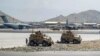 نیروهای نظامی ارتش آمریکا در موضع دفاعی در فرودگاه بین‌المللی حامد کرزی در کابل