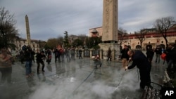 Para pekerja tengah membersihkan lokasi ledakan di distrik bersejarah Sultanahmet, Istanbul, Turki (13/1). 