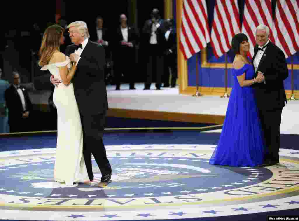 20 января 2017 Первый танец Дональда Трампа с супругой на инаугурационном балу. Мелания Кнавс, фотомодель, иммигрировавшая в США из Словении, вышла замуж за Трампа в 2005 году. Она стала третьей женой бизнесмена: ранее Трамп был женат на Иване Зельничковой, брак с которой подарил Трампу троих детей, а также на Марле Мейплз, от брака с которой у Трампа есть дочь Тиффани. &nbsp; Рядом с президентской четой танцуют вице-президент США Майк Пенс с супругой Карен.