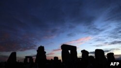 Mijra mblidhen në Stonehenge të Britanisë për solsticin e verës