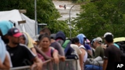 Migrantes que se dirigen al norte llegan a Lajas Blancas, Panamá, el viernes 28 de junio de 2024, después de cruzar caminando el Tapón del Darién desde Colombia.