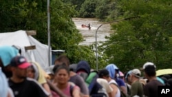 ARCHIVO - Migrantes se dirigen al norte hasta Lajas Blancas, Panamá, el viernes 28 de junio de 2024, tras atravesar el Tapón del Darién desde Colombia. 